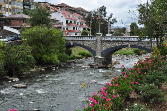 O rio que corta Cuenca em duas partes, no Equador